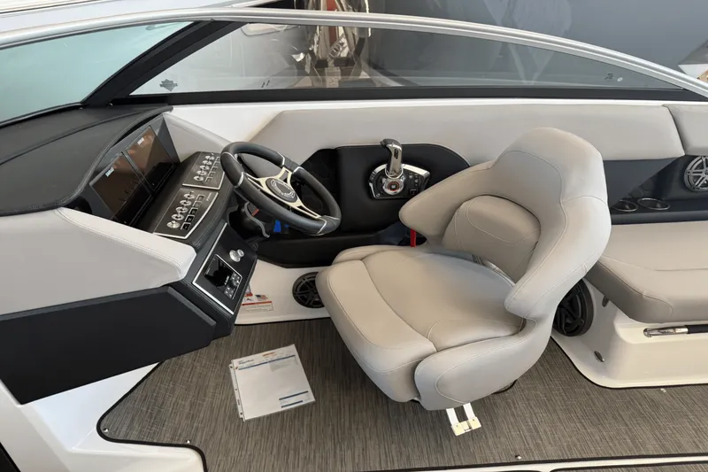 Slide: The Image of Four Winns H6 2025 - 25