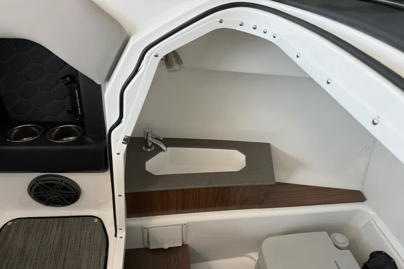 Slide: The Image of Four Winns H6 2025 - 28