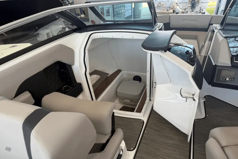 Slide: The Image of Four Winns H6 2025 - 29