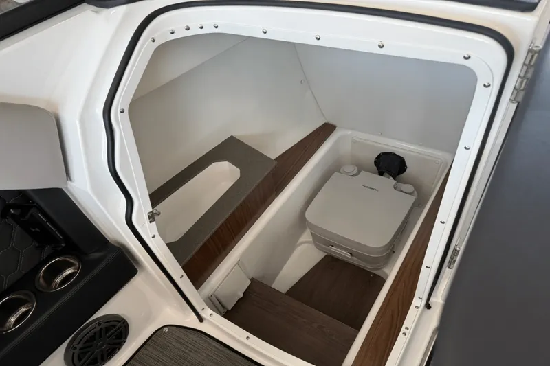 Slide: The Image of Four Winns H6 2025 - 30