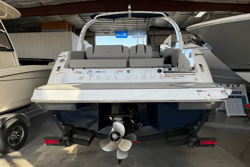 Slide: The Image of Four Winns H6 2025 - 31