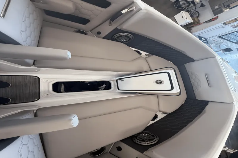 Slide: The Image of Four Winns H6 2025 - 4