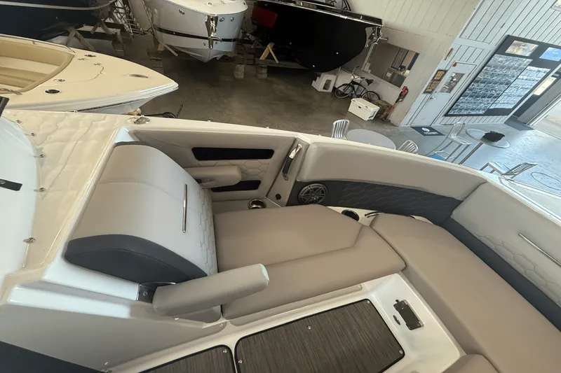 Slide: The Image of Four Winns H6 2025 - 5