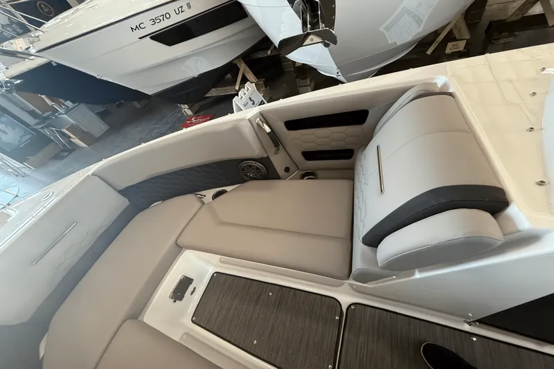 Slide: The Image of Four Winns H6 2025 - 6