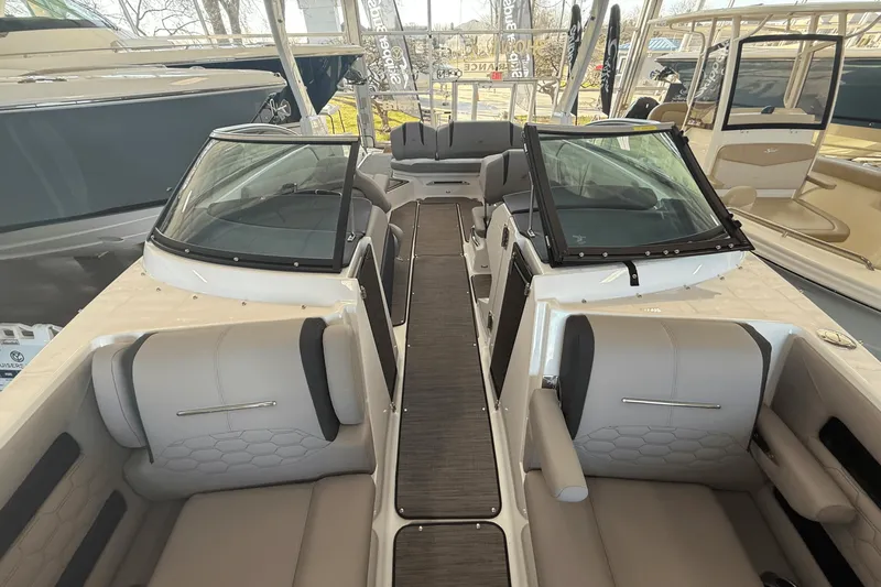 Slide: The Image of Four Winns H6 2025 - 8