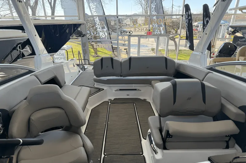 Slide: The Image of Four Winns H6 2025 - 9