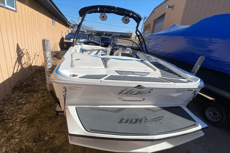 Slide: The Image of Tige R20 2014 - 11