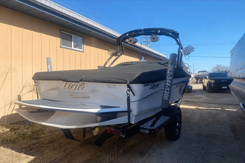 Slide: The Image of Tige R20 2014 - 15