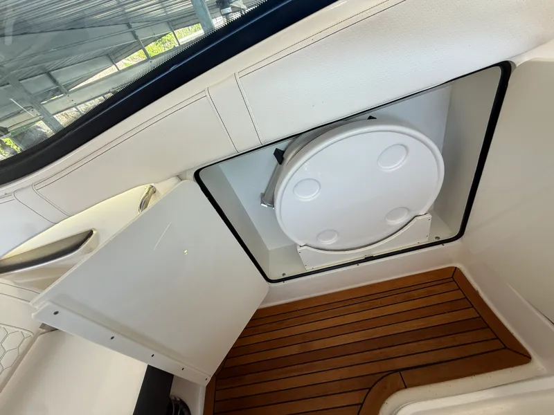 Slide: The Image of Sea Ray 320 DA 2020 - 10
