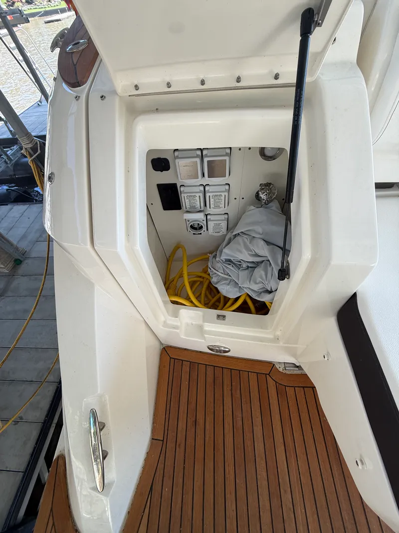Slide: The Image of Sea Ray 320 DA 2020 - 11