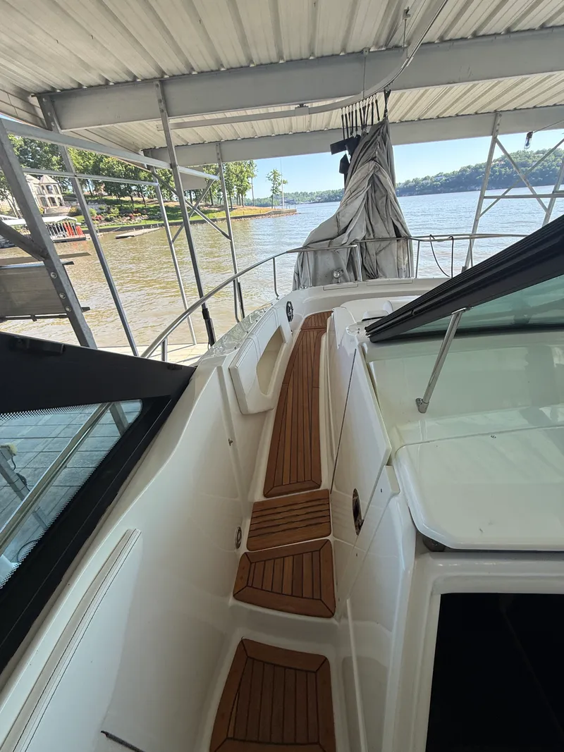 Slide: The Image of Sea Ray 320 DA 2020 - 13
