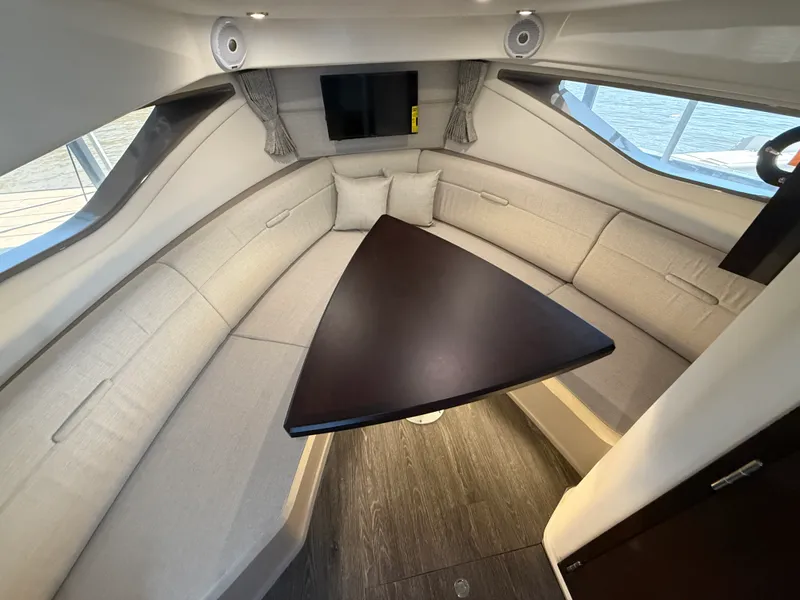 Slide: The Image of Sea Ray 320 DA 2020 - 18