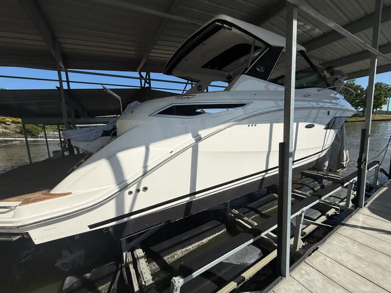 Slide: The Image of Sea Ray 320 DA 2020 - 2
