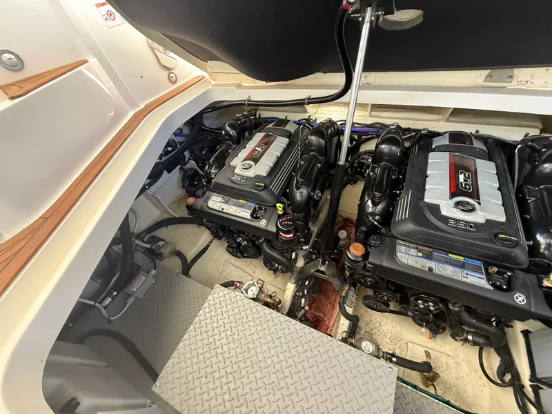 Slide: The Image of Sea Ray 320 DA 2020 - 27