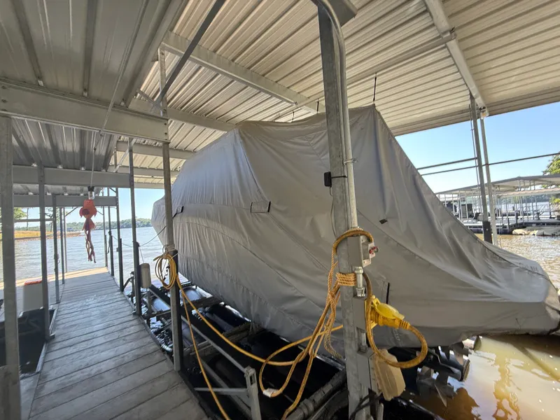 Slide: The Image of Sea Ray 320 DA 2020 - 28