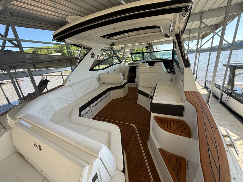 Slide: The Image of Sea Ray 320 DA 2020 - 8