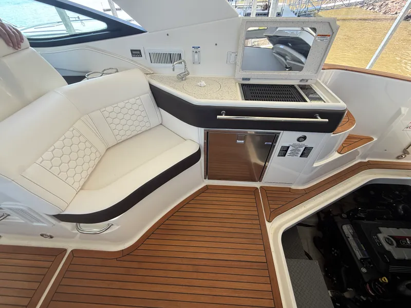 Slide: The Image of Sea Ray 320 DA 2020 - 9