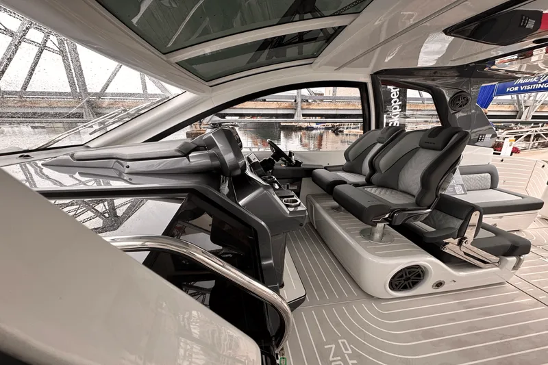 Slide: The Image of Galeon 375 GTO 2025 - 19