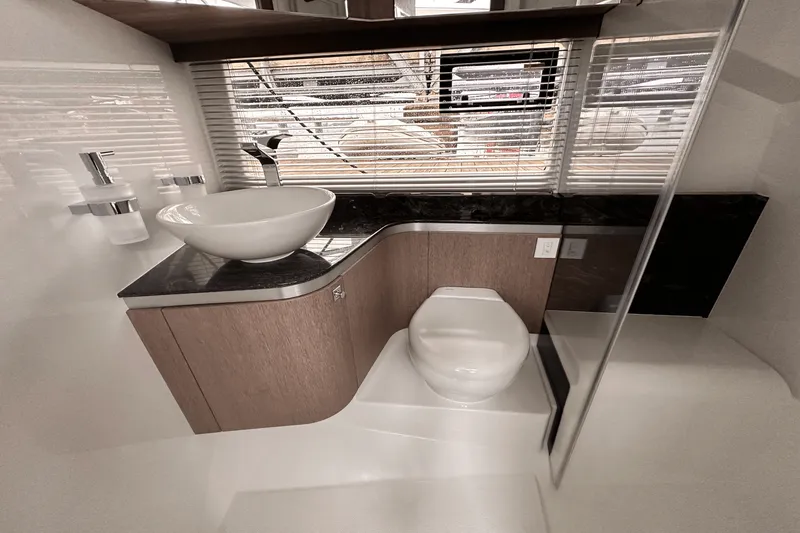 Slide: The Image of Galeon 375 GTO 2025 - 31