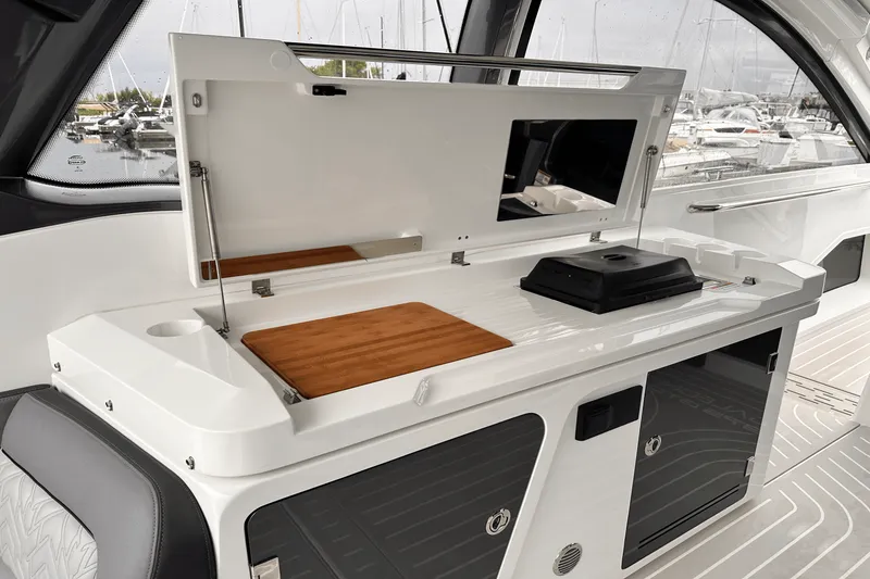 Slide: The Image of Galeon 375 GTO 2025 - 40