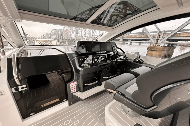 Slide: The Image of Galeon 375 GTO 2025 - 43