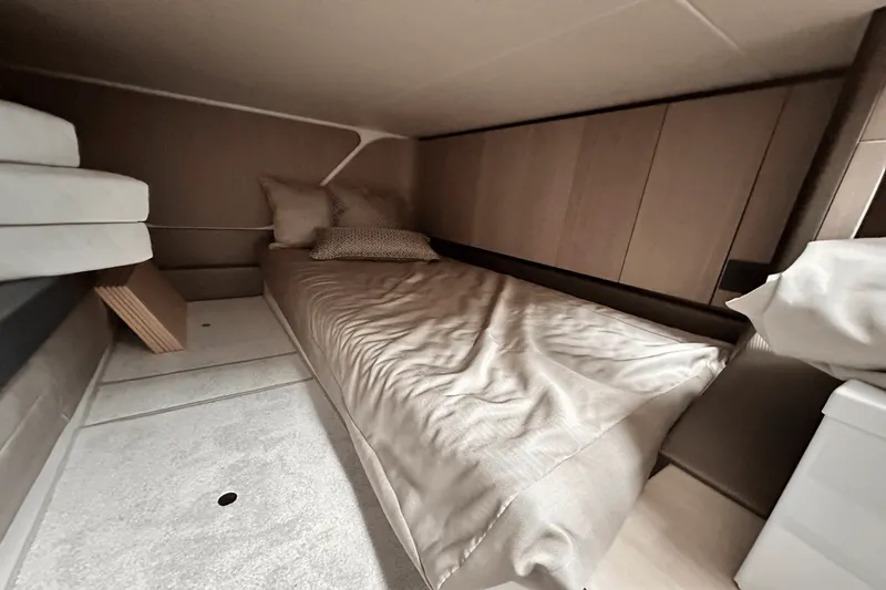 Slide: The Image of Galeon 375 GTO 2025 - 51