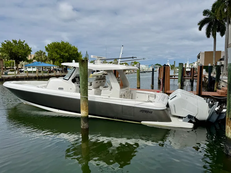Slide: The Image of Intrepid 427 NOMAD SE 2024 - 2