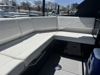 Slide: The Image of Cruisers 38 GLS South Beach 2022 - 12