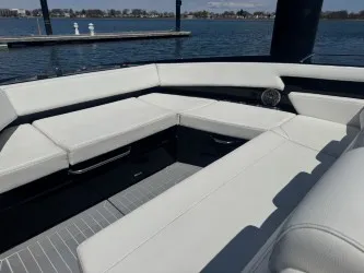Slide: The Image of Cruisers 38 GLS South Beach 2022 - 13