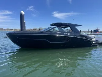 Slide: The Image of Cruisers 38 GLS South Beach 2022 - 3
