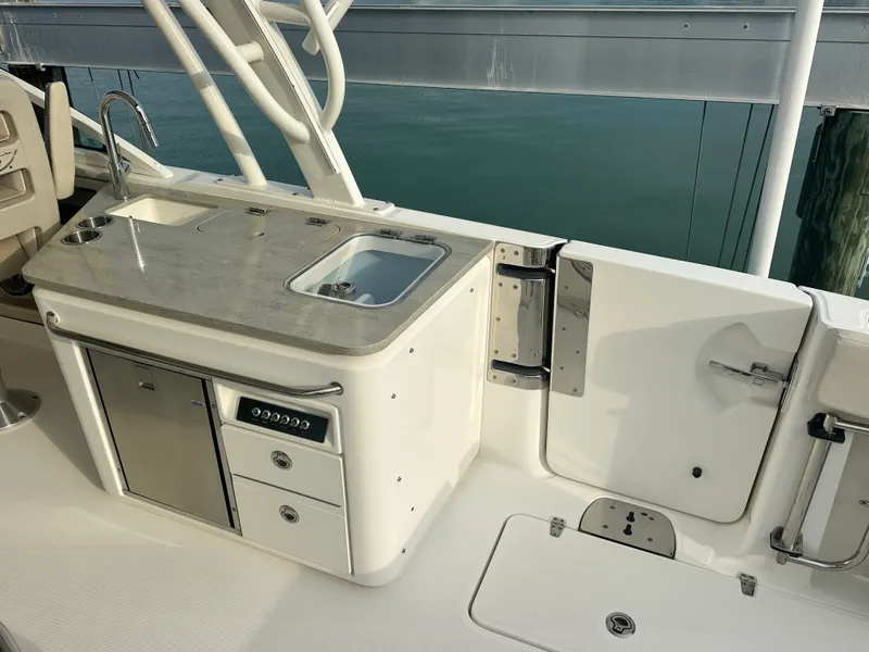 Slide: The Image of Boston Whaler 320 VANTAGE 2018 - 10
