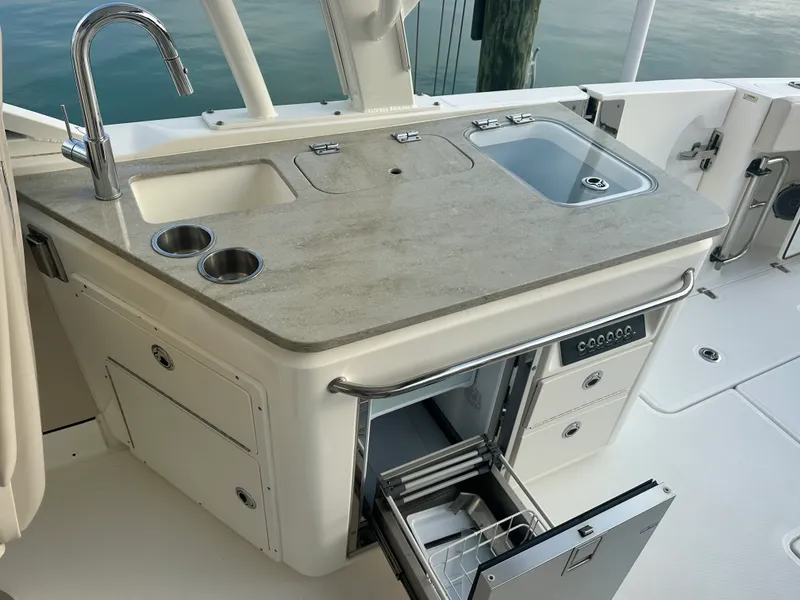 Slide: The Image of Boston Whaler 320 VANTAGE 2018 - 11