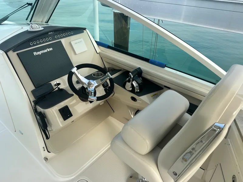 Slide: The Image of Boston Whaler 320 VANTAGE 2018 - 12