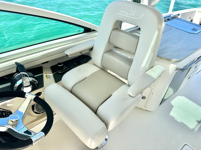 Slide: The Image of Boston Whaler 320 VANTAGE 2018 - 13