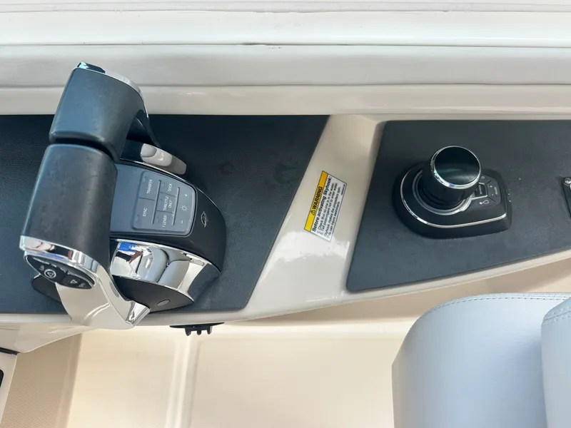 Slide: The Image of Boston Whaler 320 VANTAGE 2018 - 14