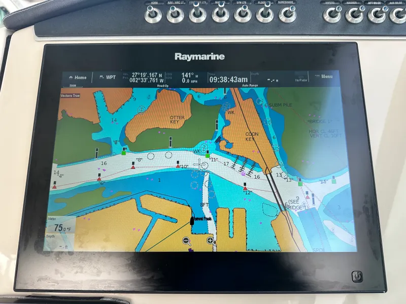 Slide: The Image of Boston Whaler 320 VANTAGE 2018 - 15