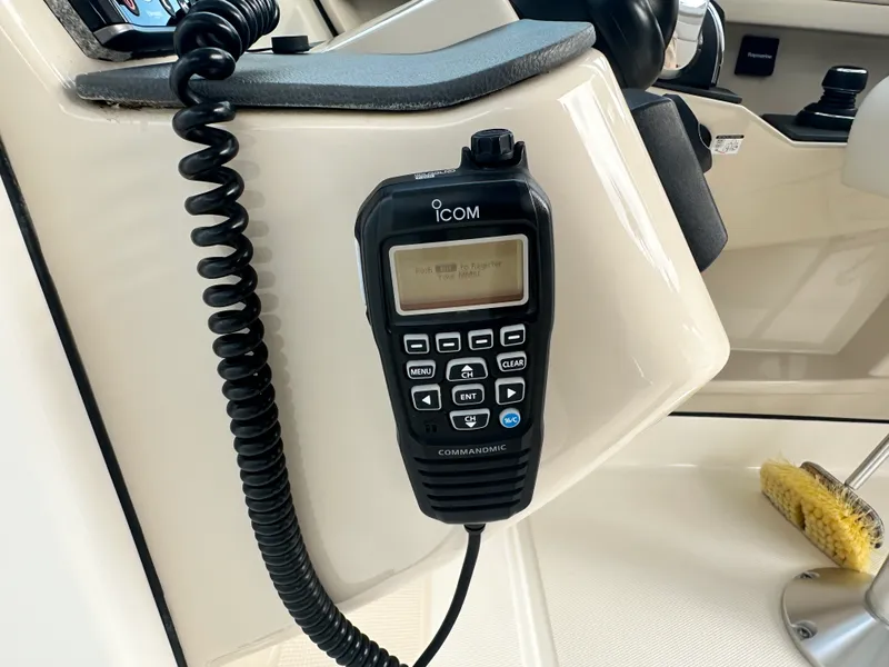 Slide: The Image of Boston Whaler 320 VANTAGE 2018 - 16