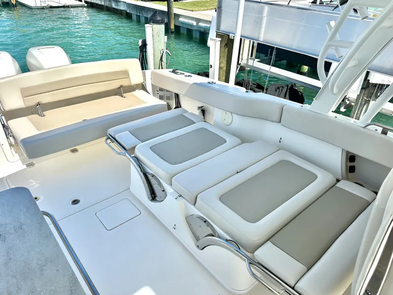 Slide: The Image of Boston Whaler 320 VANTAGE 2018 - 17