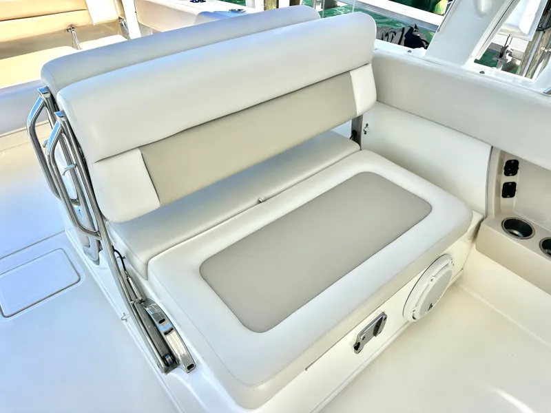 Slide: The Image of Boston Whaler 320 VANTAGE 2018 - 18