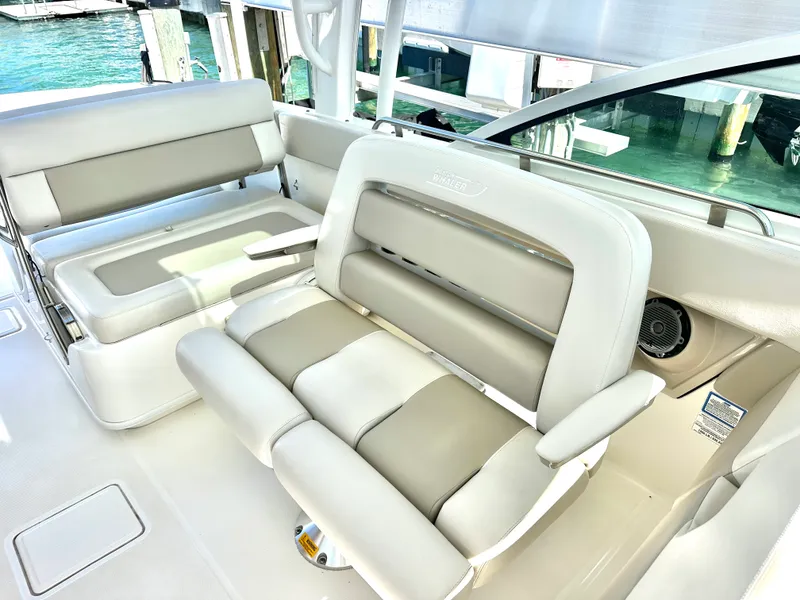 Slide: The Image of Boston Whaler 320 VANTAGE 2018 - 19