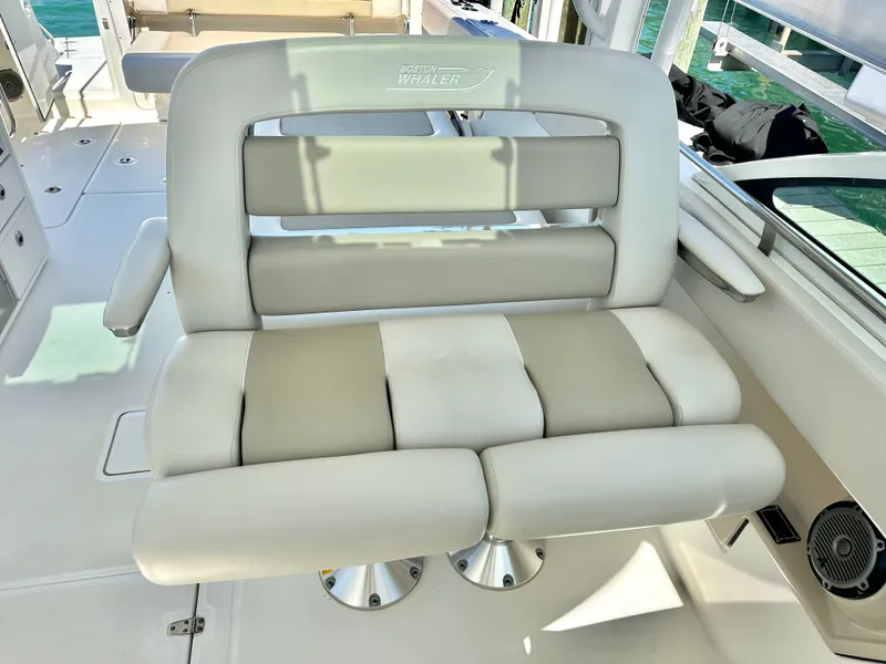 Slide: The Image of Boston Whaler 320 VANTAGE 2018 - 20