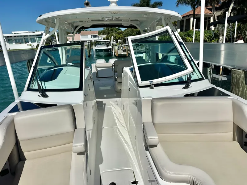 Slide: The Image of Boston Whaler 320 VANTAGE 2018 - 22