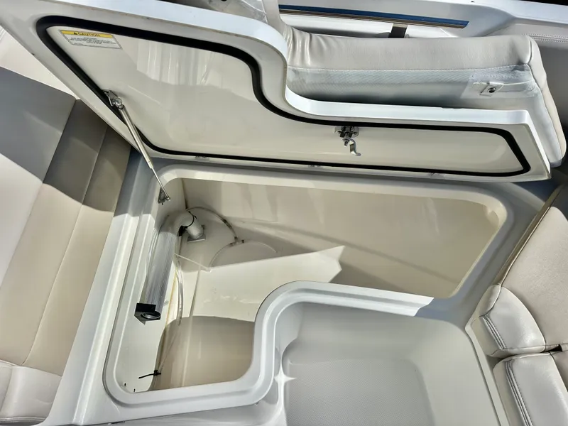 Slide: The Image of Boston Whaler 320 VANTAGE 2018 - 23