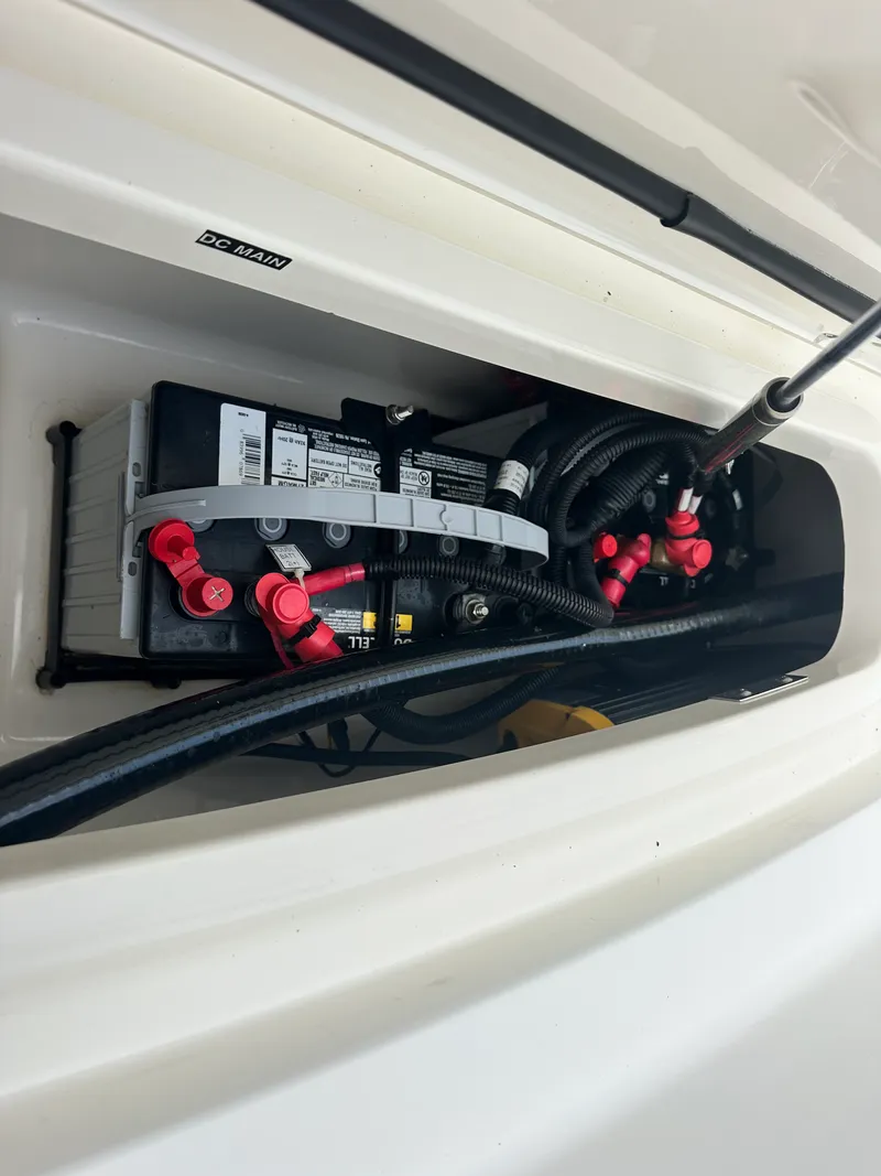 Slide: The Image of Boston Whaler 320 VANTAGE 2018 - 25