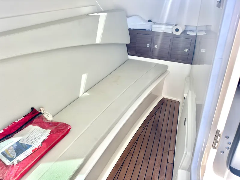 Slide: The Image of Boston Whaler 320 VANTAGE 2018 - 26