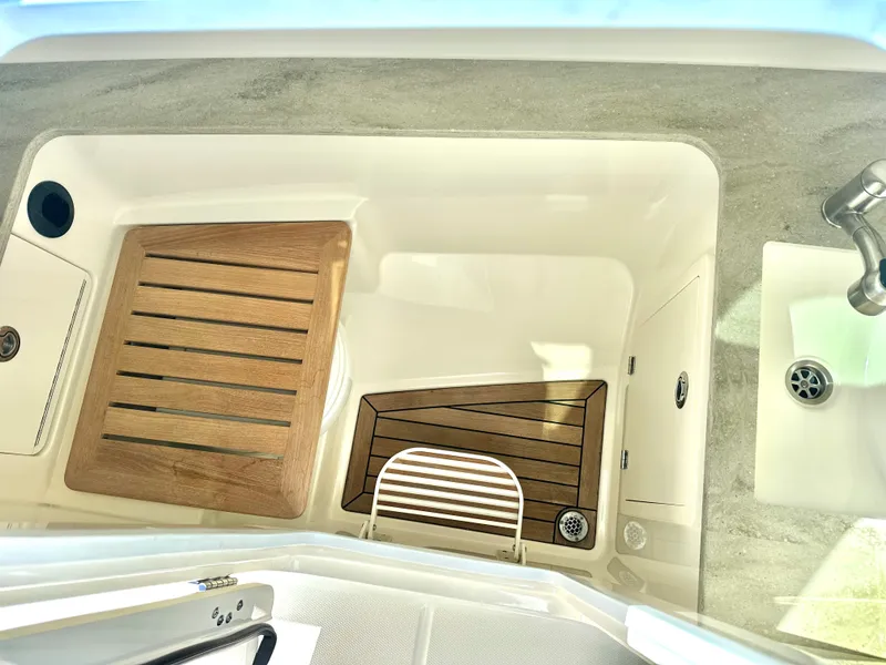 Slide: The Image of Boston Whaler 320 VANTAGE 2018 - 27