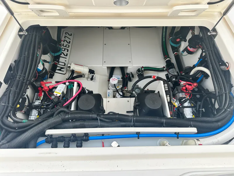 Slide: The Image of Boston Whaler 320 VANTAGE 2018 - 28