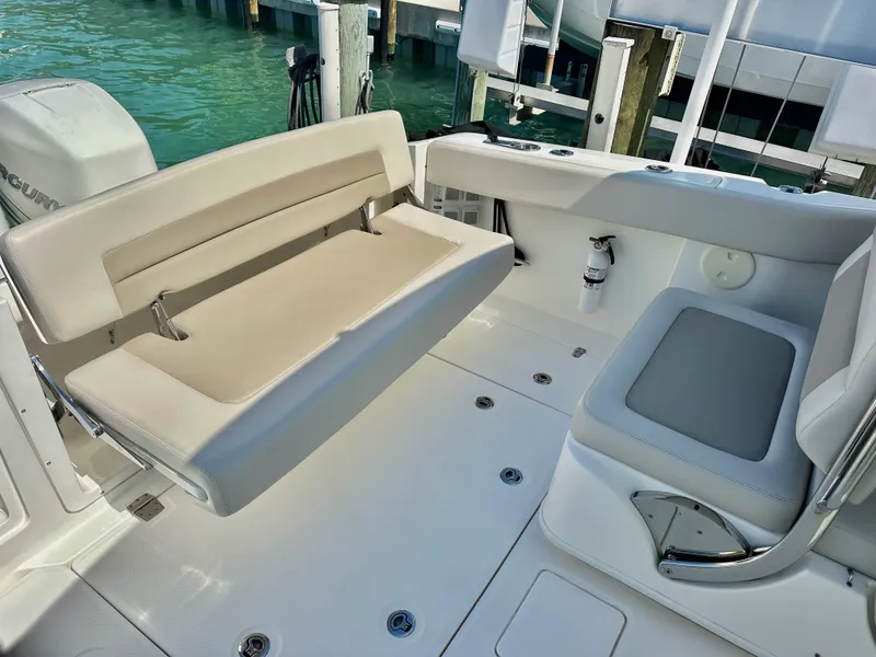 Slide: The Image of Boston Whaler 320 VANTAGE 2018 - 6