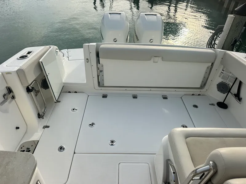 Slide: The Image of Boston Whaler 320 VANTAGE 2018 - 8