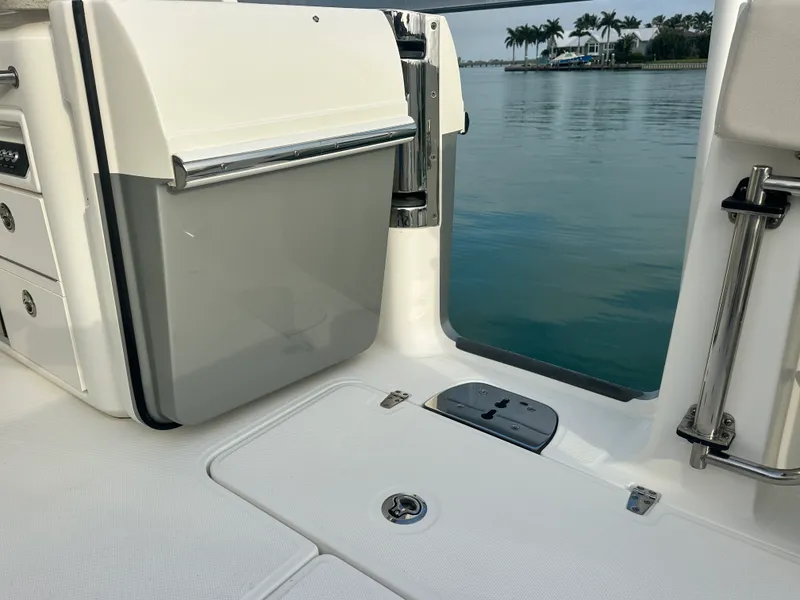 Slide: The Image of Boston Whaler 320 VANTAGE 2018 - 9